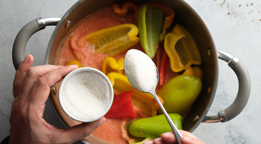 Лечо из перца с уксусом, выложите овощи в кастрюлю и добавьте сахар