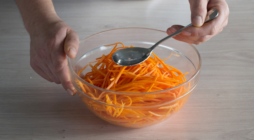 Морковь по-корейски, залейте уксусом и поставьте в прохладное место