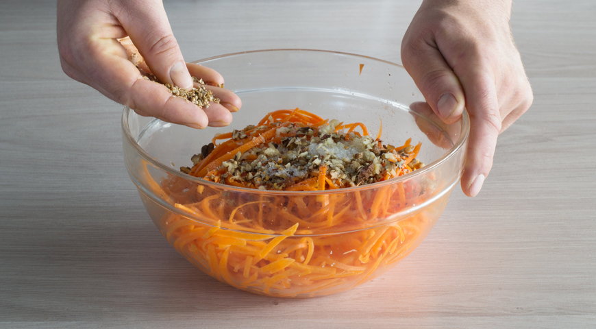 Морковь по-корейски, добавьте ингредиенты к моркови и перемешайте