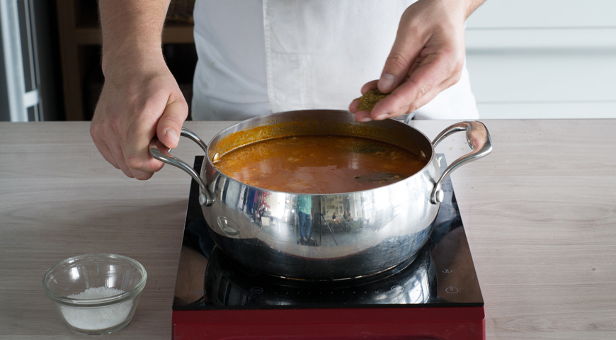 Суп харчо из говядины, добавьте грецкие орехи, хмели-сунели и гранатовый сок
