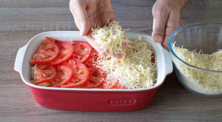 Запеканка из вареной курицы с помидорами в духовке, посыпьте сверху тертым сыром