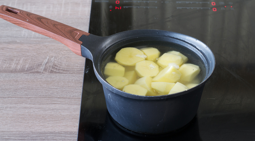 Картофельные оладьи из пюре, отварите картофель