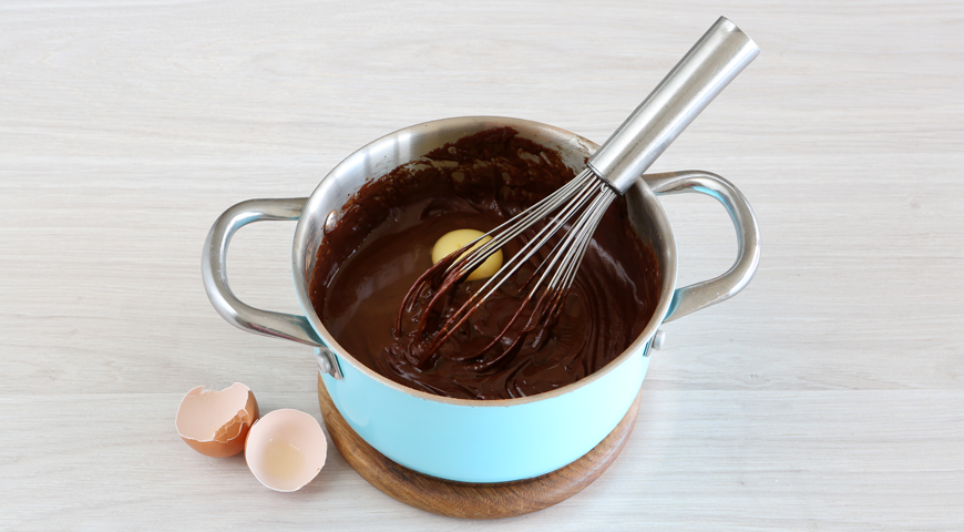 Шоколадные маффины, добавьте яйца