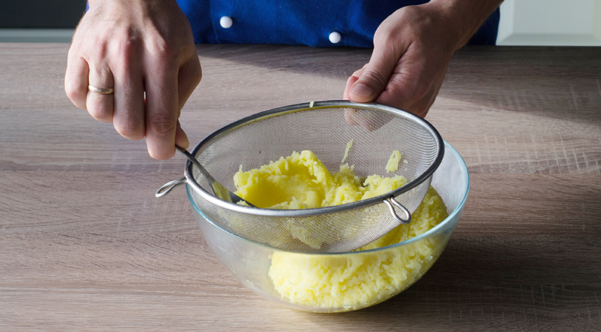 Картофельные оладьи на сковороде, протрите картофель через сито