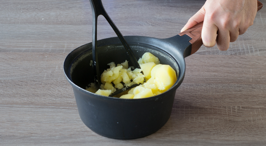 Картофельные оладьи из пюре, сделайте пюре