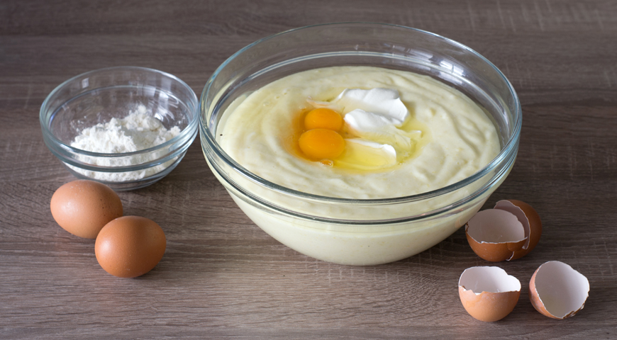 Картофельные оладьи на сковороде, добавьте в пюре яйца и сметану