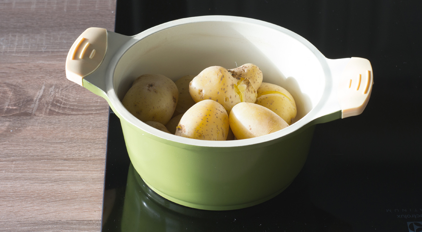 Картофельные оладьи на сковороде, отварите картофель и слегка подсушите его