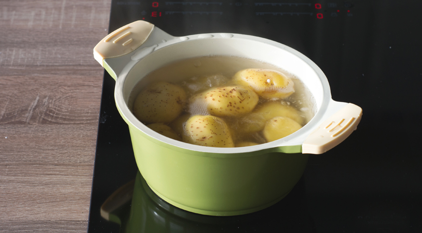 Картофельные оладьи на сковороде, вымойте картофель и положите в кастрюлю