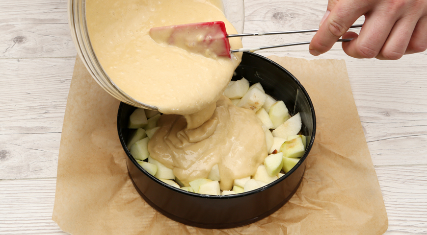 Шарлотка с яблоками и грушами в духовке, залейте тестом фрукты