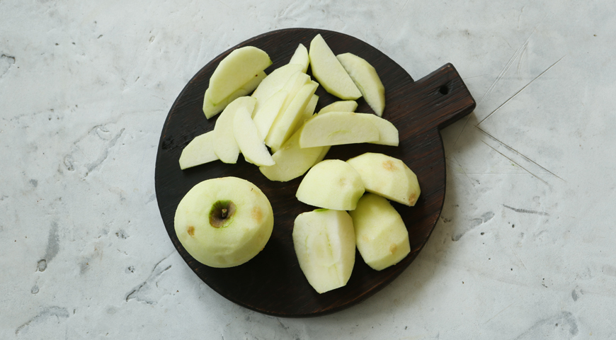 Пирог с яблоками и клюквой, нарежьте яблоки