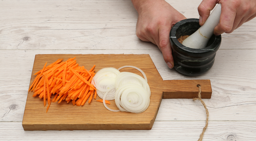 Суп Харчо с картошкой и рисом, нарежьте лук и морковь