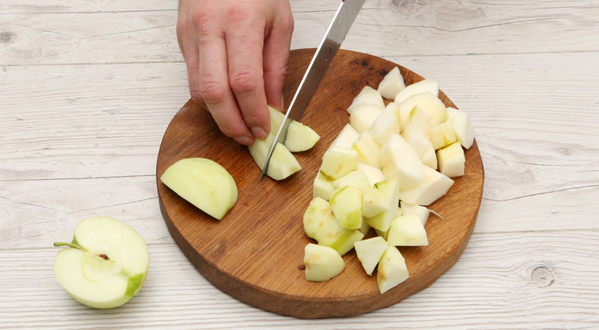 Шарлотка с яблоками и грушами в духовке, нарежьте яблоки и груши