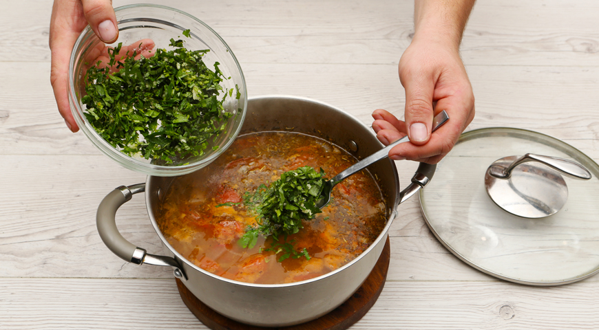Суп Харчо классический с рисом, добавьте зелень с чесноком в харчо