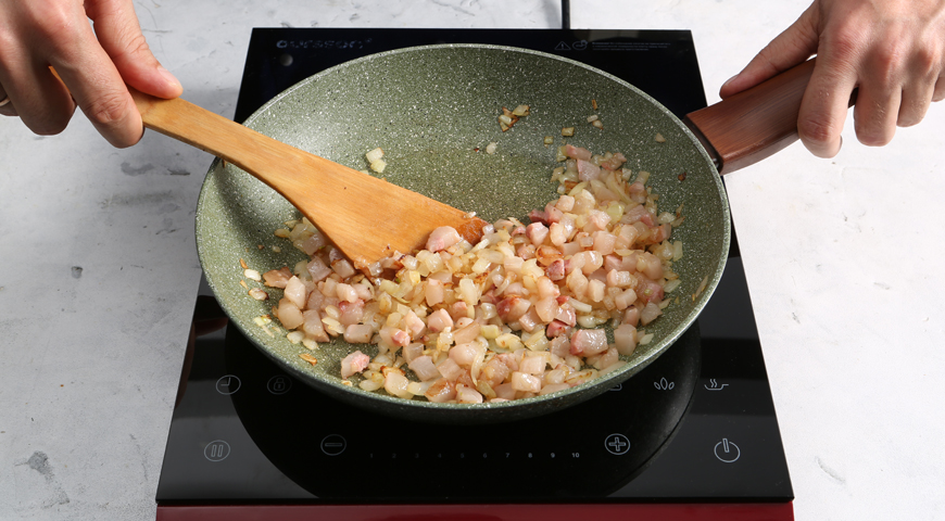 Драники картофельные в духовке, обжарьте сало с луком