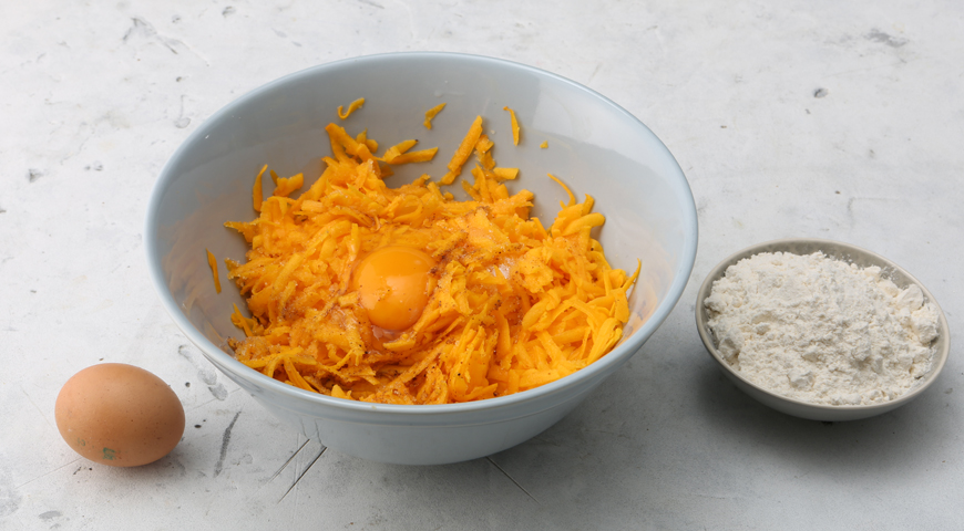 Оладьи из тыквы быстро, добавьте яйца, муку и мускатный орех