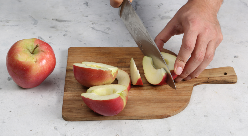 Творожная запеканка с яблоками в духовке, нарежьте яблоки