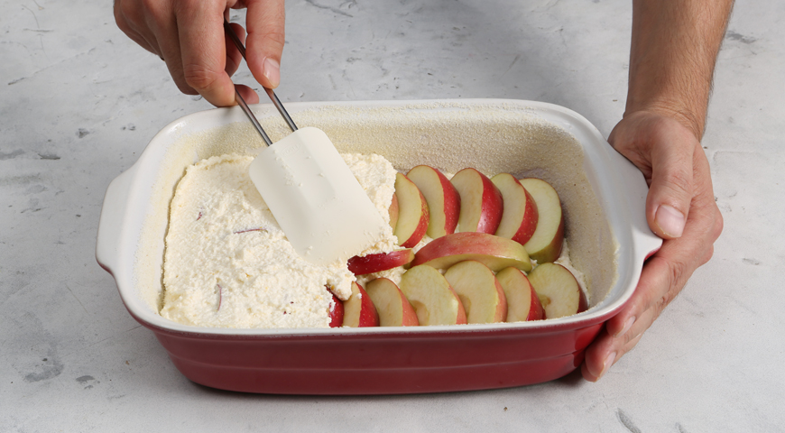 Творожная запеканка с яблоками в духовке, выложите яблоки и остальную творожную массу