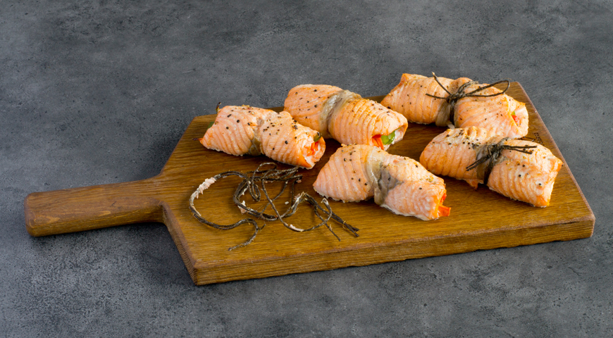 Фото приготовления рецепта: Рулетики из лосося с овощами, шаг №3