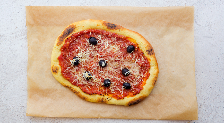Фото приготовления рецепта: Пицца с салатным миксом «Неаполь», шаг №5