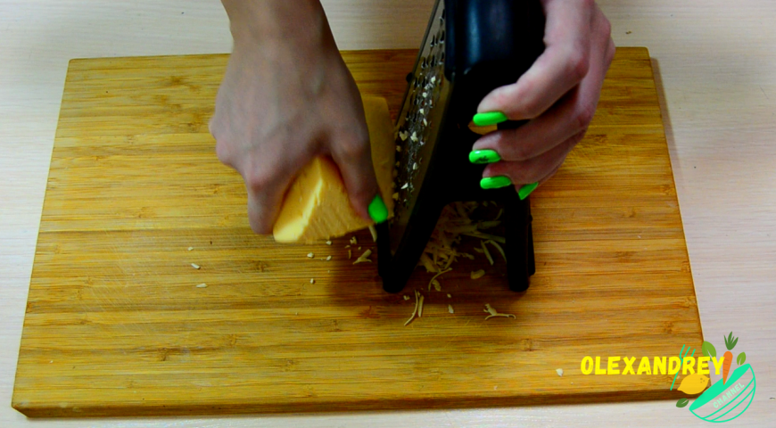 Фото приготовления рецепта: Картофельная запеканка с курочкой в сырной заливке, шаг №4
