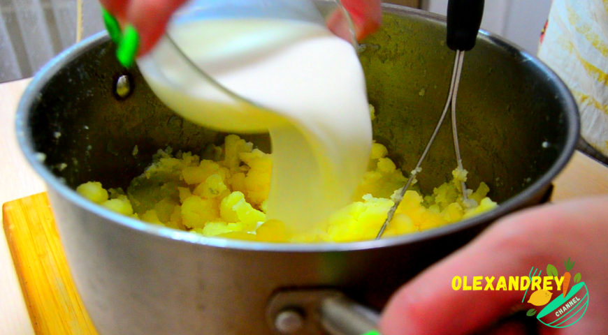 Фото приготовления рецепта: Картофельная запеканка с курочкой в сырной заливке, шаг №1