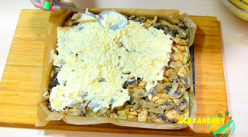 Фото приготовления рецепта: Картофельная запеканка с курочкой в сырной заливке, шаг №7