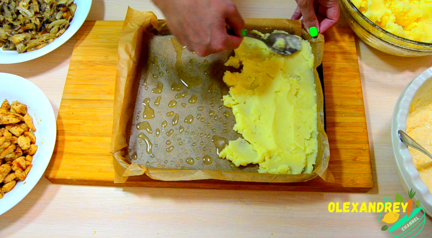 Фото приготовления рецепта: Картофельная запеканка с курочкой в сырной заливке, шаг №6