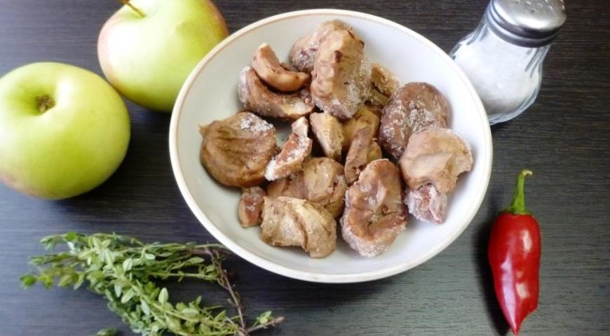 Фото приготовления рецепта: Курица запеченная с рисом, каштанами и яблоками, шаг №2