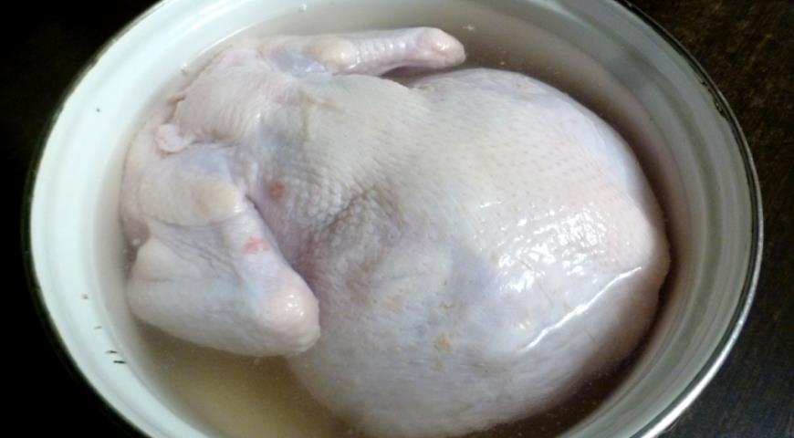 Фото приготовления рецепта: Курица запеченная с рисом, каштанами и яблоками, шаг №1