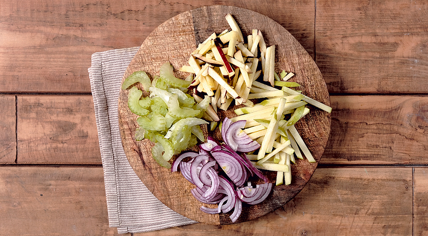 Фото приготовления рецепта: Салат с курицей, яблоком и сыром, шаг №2