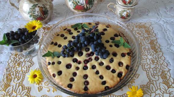 Нежный пирог с домашним виноградом