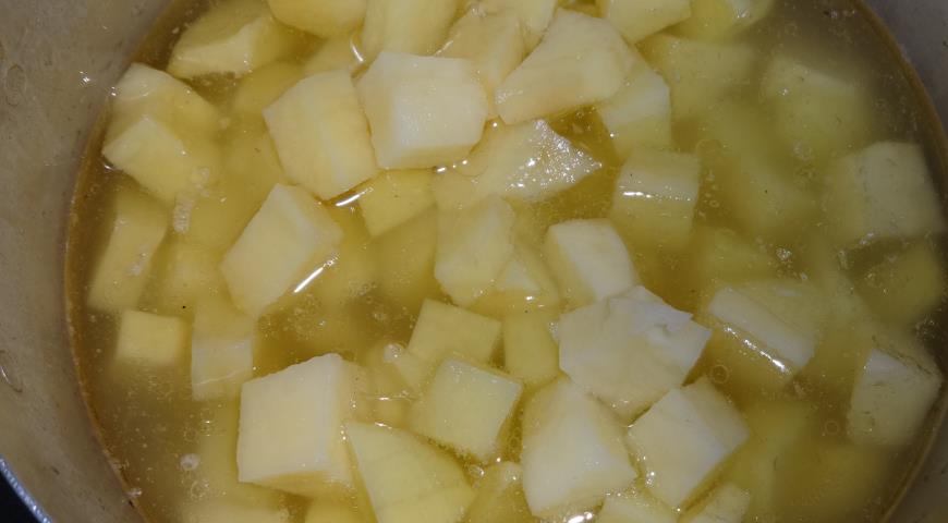 Фото приготовления рецепта: Рагу из картофеля и курицы, шаг №4