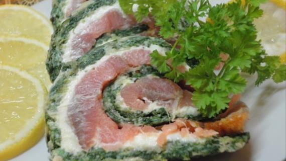 Рулет с лососем и зеленью