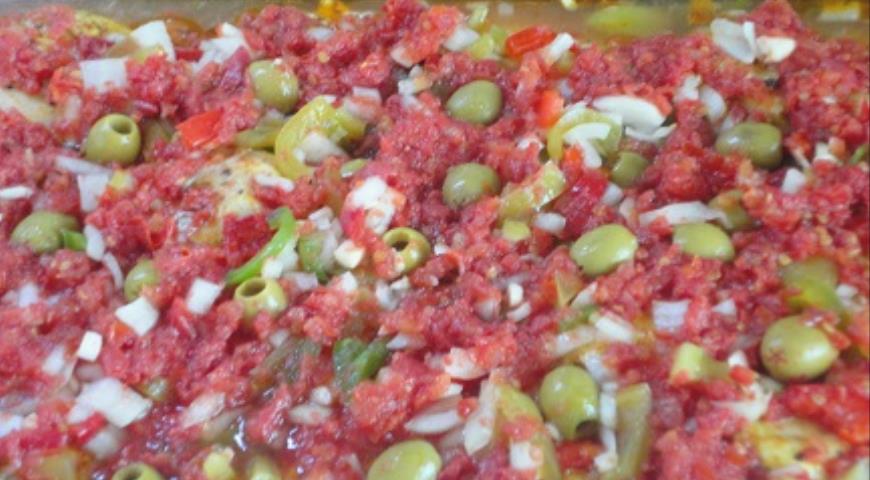 Фото приготовления рецепта: Курица в томатно-винном соусе, шаг №4