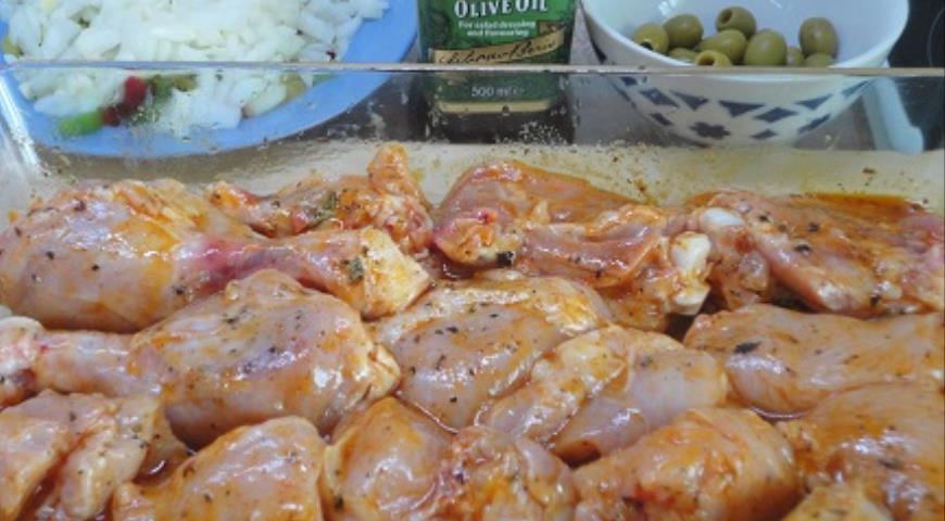 Фото приготовления рецепта: Курица в томатно-винном соусе, шаг №2