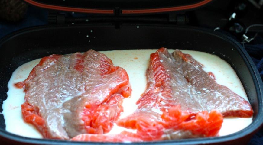 Фото приготовления рецепта: Лосось с брокколи под картофельной черепицей, шаг №1