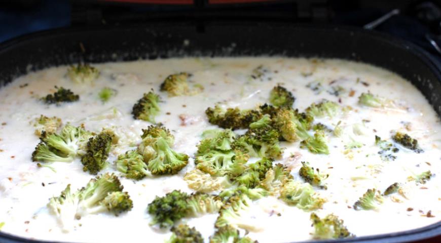 Фото приготовления рецепта: Лосось с брокколи под картофельной черепицей, шаг №4