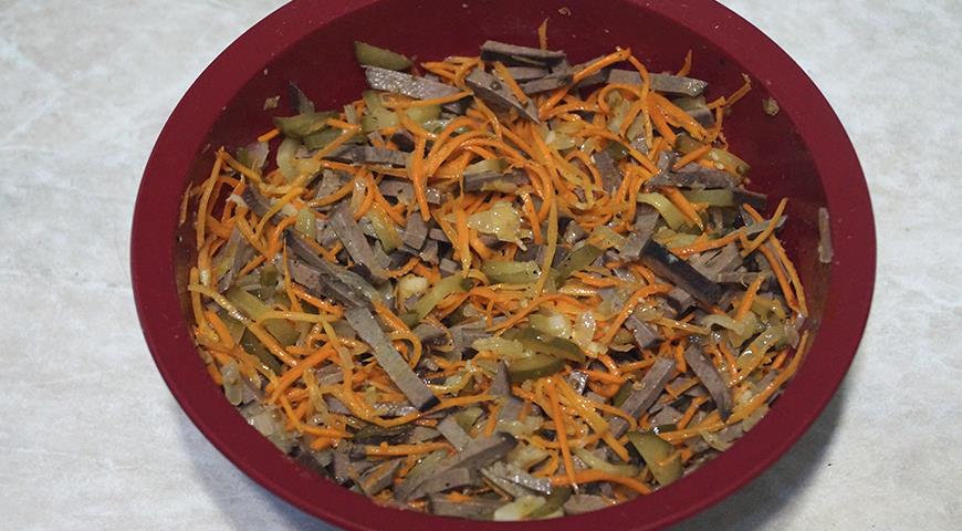 Фото приготовления рецепта: Салат из свиной печени с морковью по-корейски, шаг №5