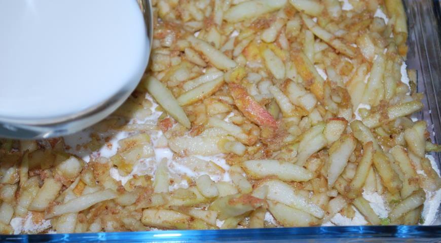 Фото приготовления рецепта: Насыпной яблочный пирог, шаг №6