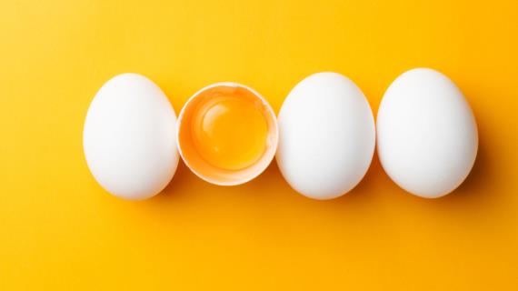 Как разбить сырые яйца правильно – без кусочков скорлупы в белке и растёкшегося желтка
