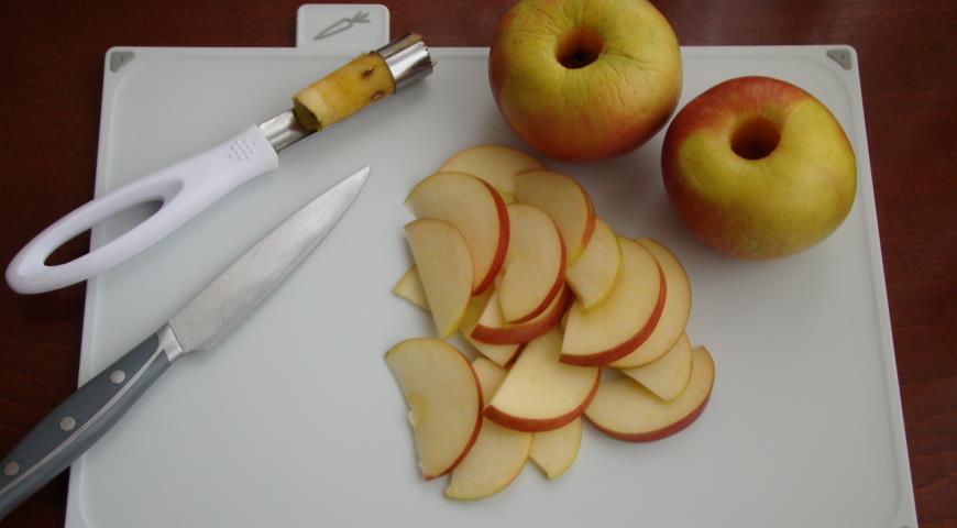 Фото приготовления рецепта: Дрожжевой яблочный пирог, шаг №4