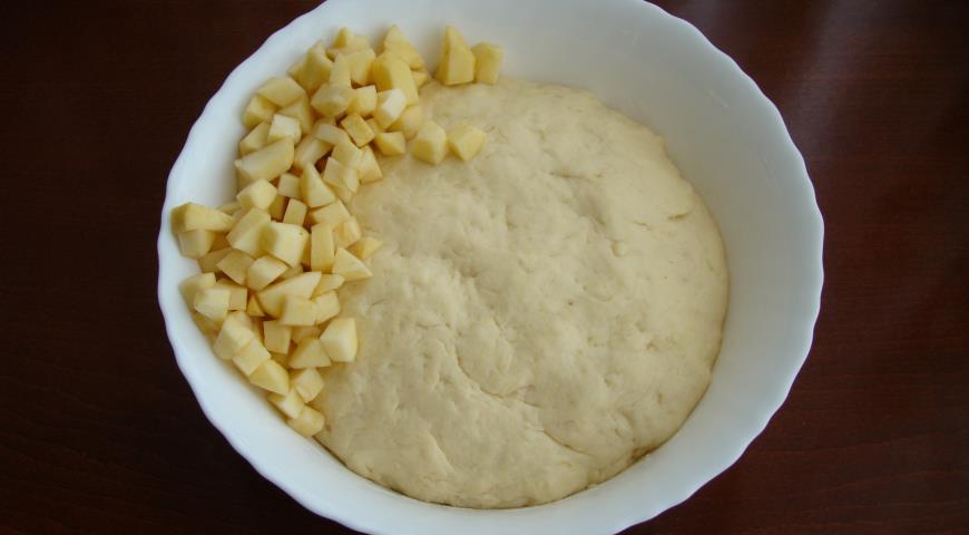 Фото приготовления рецепта: Дрожжевой яблочный пирог, шаг №5