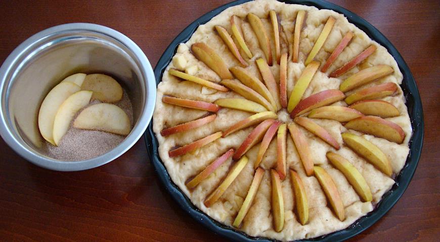 Фото приготовления рецепта: Дрожжевой яблочный пирог, шаг №6