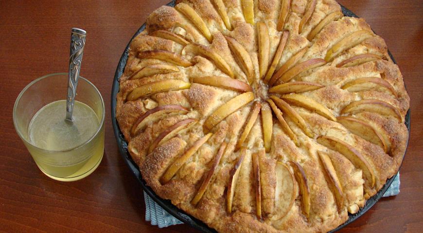 Фото приготовления рецепта: Дрожжевой яблочный пирог, шаг №7