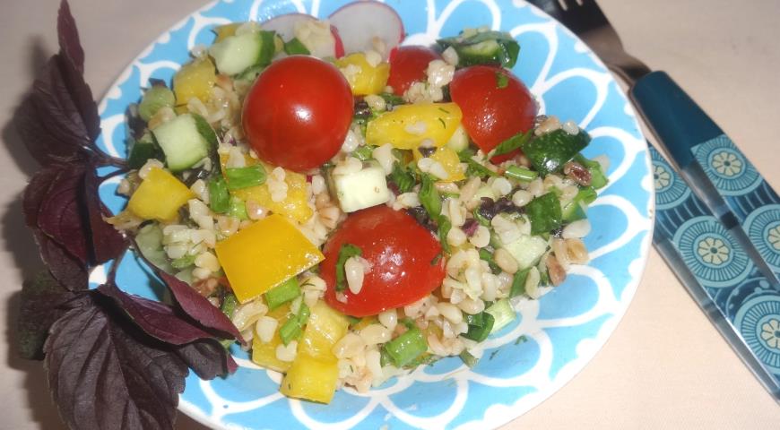 Фото приготовления рецепта: Салат с булгуром и овощами, шаг №10