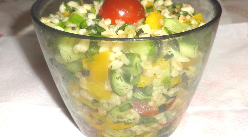 Фото приготовления рецепта: Салат с булгуром и овощами, шаг №9