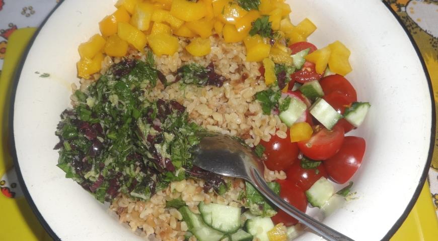 Фото приготовления рецепта: Салат с булгуром и овощами, шаг №8