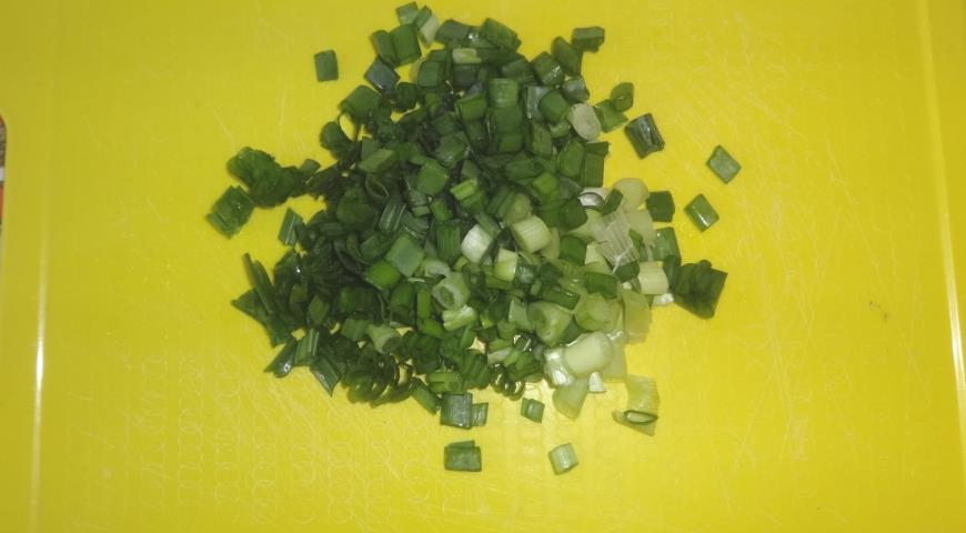 Фото приготовления рецепта: Салат с булгуром и овощами, шаг №2