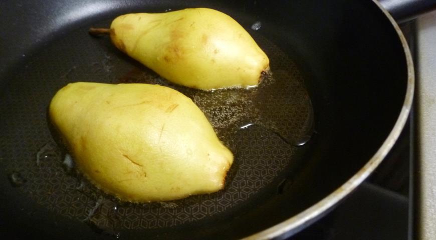 Фото приготовления рецепта: Груша с креветками и сыром бри, шаг №2
