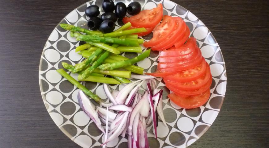 Фото приготовления рецепта: Овощной салат с осьминогом, шаг №4